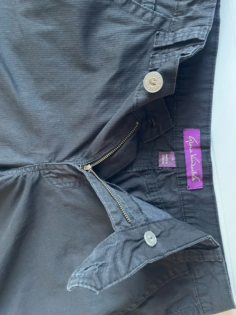 Gloria Vanderbilt black bermuda